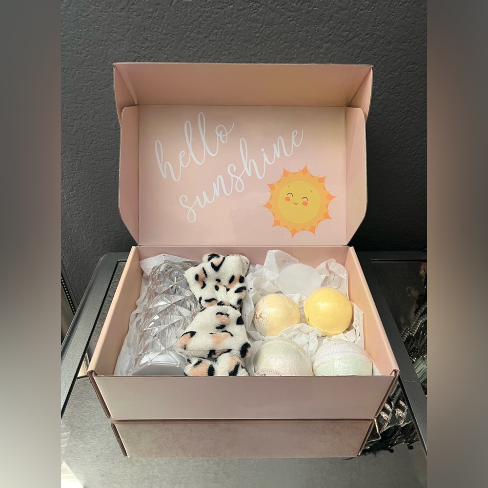 NWOT Hello Sunshine Gift Box with Bathroom Acessories